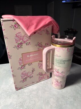 Stanley x LoveShackFancy Flowstate Quencher 40 oz Tumbler (Pink Mink)